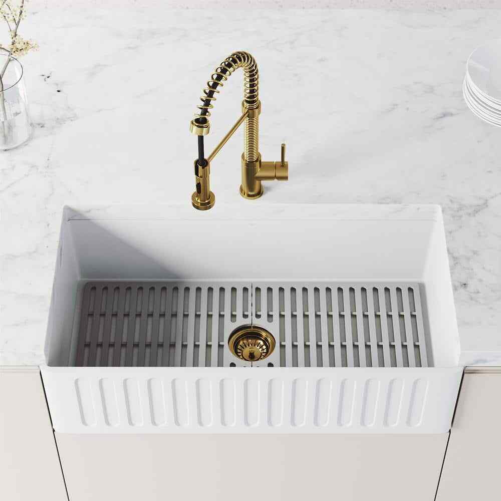 VIGO Edison Single Handle Pull-Down Sprayer Kitchen Faucet in Matte Brushed Gold