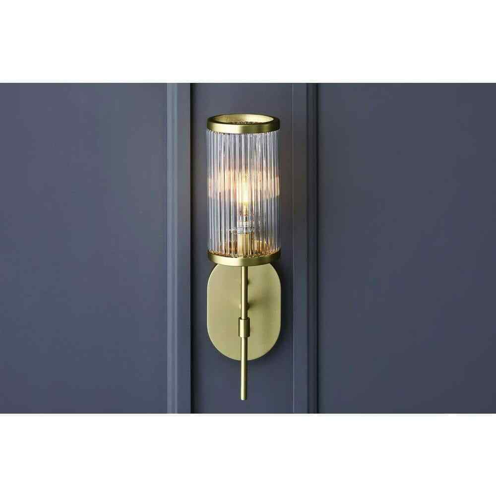 GLUCKSTEINELEMENTS Ashbury 1-Light Brush Brass Wall Sconce 38679-HBC