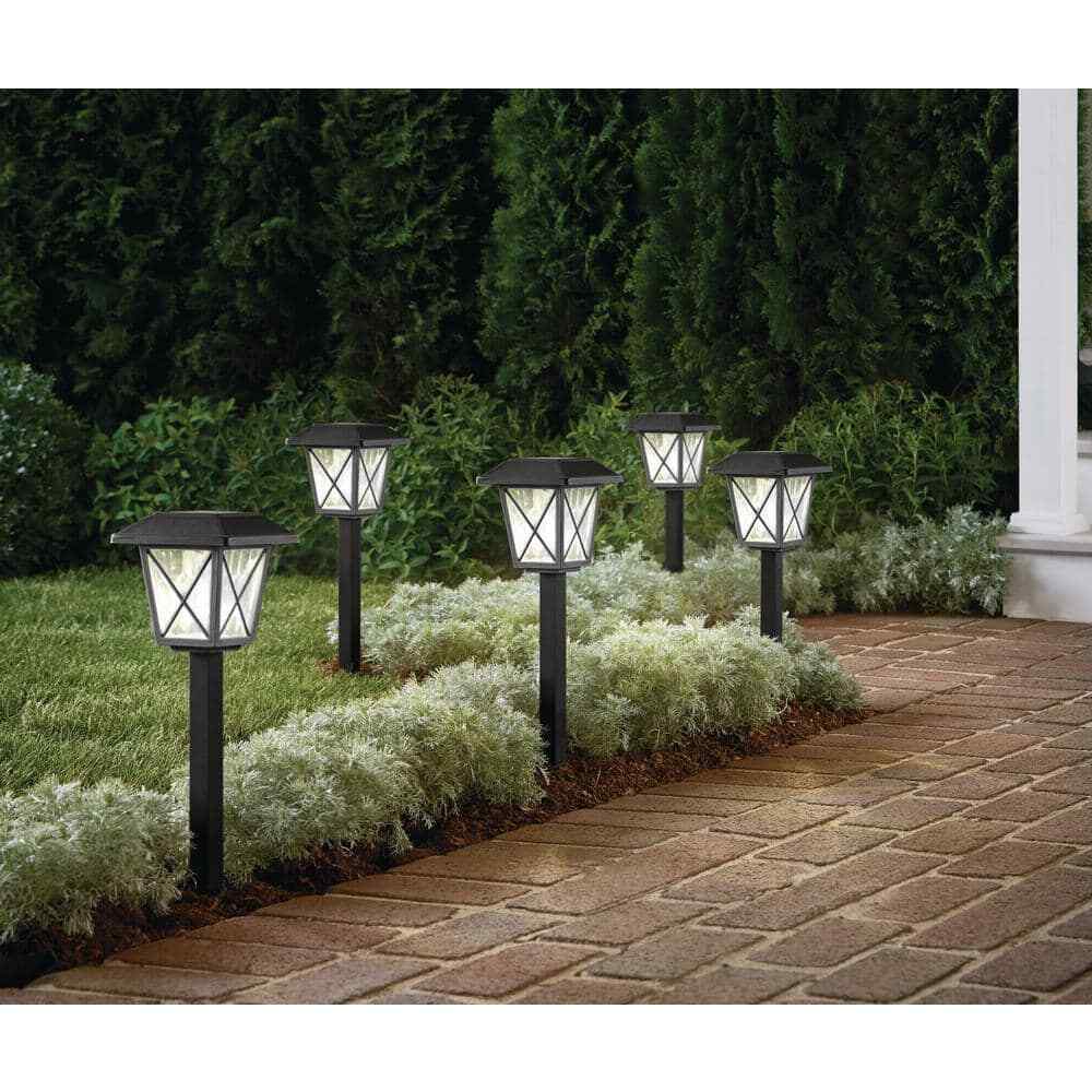 Hampton Bay Oakleigh Solar LED Landscape Pathway Light Vintage Bulb 4-Pack